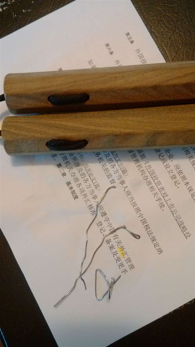 现在孔小了，穿绳时回形针的报废率高了……
