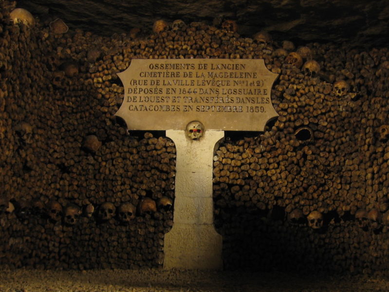 Catacombes de paris.jpg